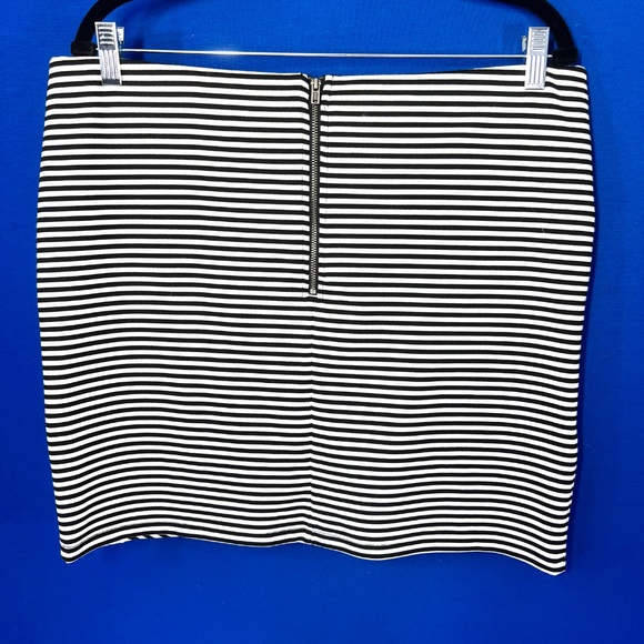 🔥2/$10 |•XHILARATION•| Black & White Striped Stretch Skirt Size XL - Picture 2 of 3